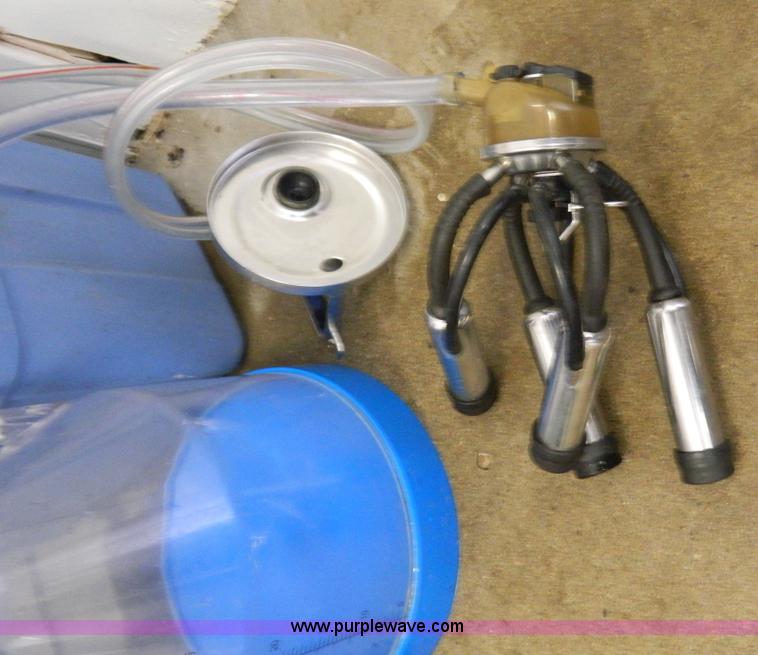 image for item AL9793 E-Zee Deluxe portable vacuum pump milking machine