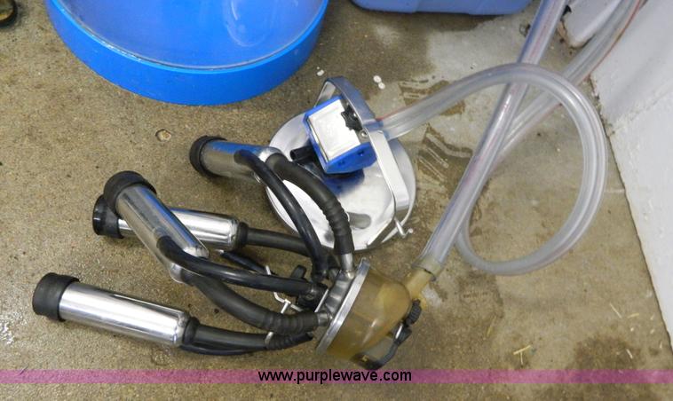 image for item AL9793 E-Zee Deluxe portable vacuum pump milking machine