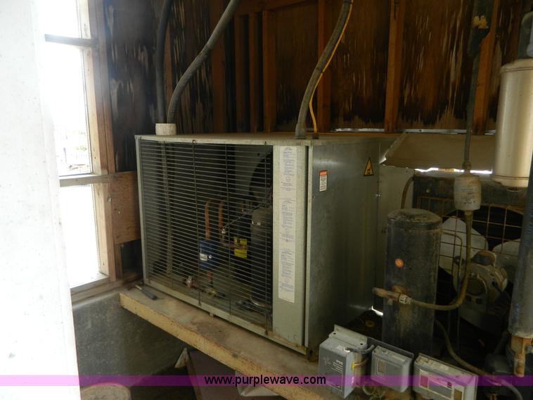 image for item AL9795 Stainless steel 1,500 gallon milk parlor tank