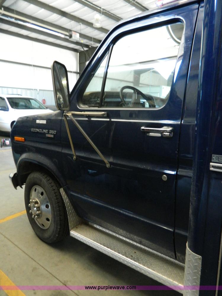 image for item AX9707 1989 Ford Econoline E350 ambulance