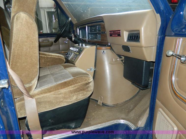 image for item AX9707 1989 Ford Econoline E350 ambulance