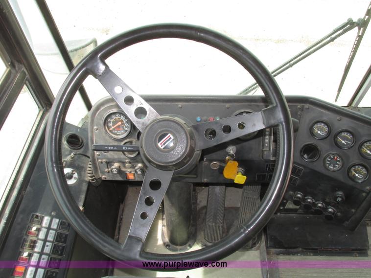 image for item F7489 1992 Thomas Built Saf-T-Liner MVP school bus