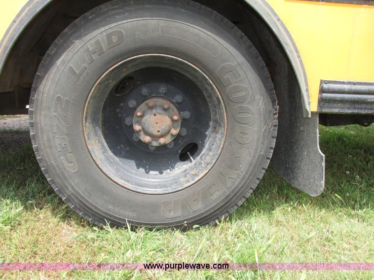 image for item F7489 1992 Thomas Built Saf-T-Liner MVP school bus