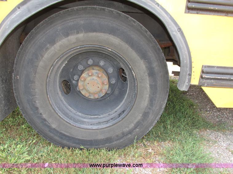 image for item F7489 1992 Thomas Built Saf-T-Liner MVP school bus