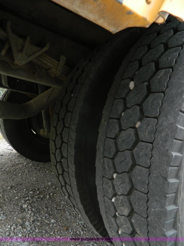 image for item H2428 1991 International 3800 bus