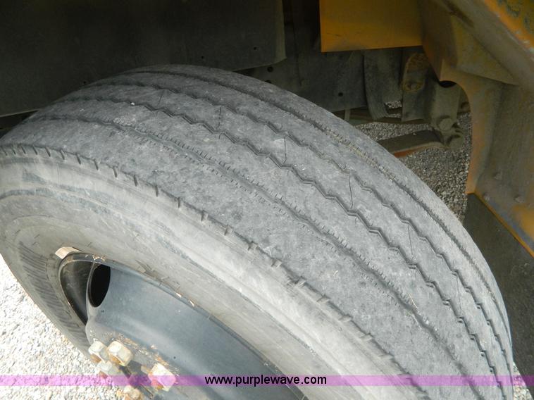 image for item H2428 1991 International 3800 bus