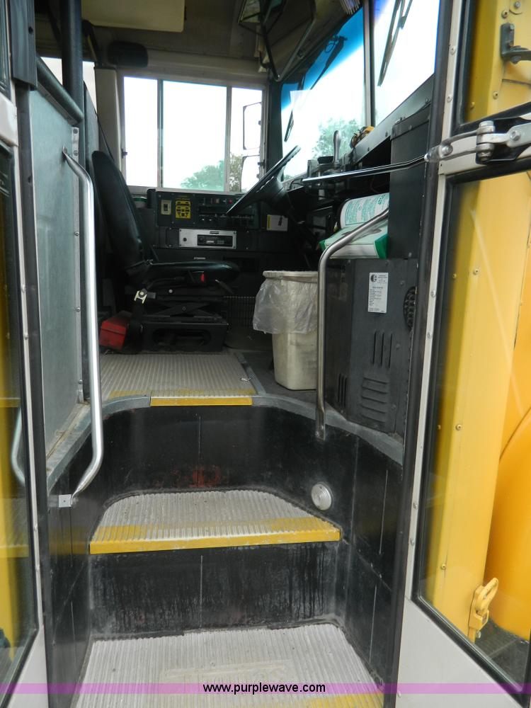 image for item H2428 1991 International 3800 bus