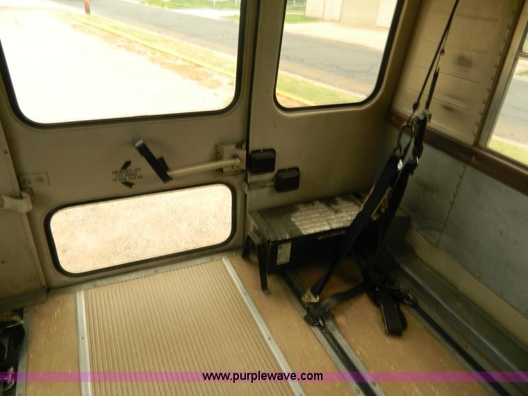 image for item H2428 1991 International 3800 bus