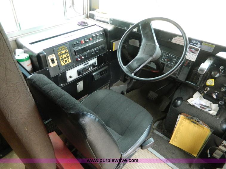 image for item H2428 1991 International 3800 bus