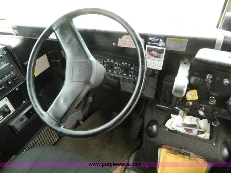 image for item H2428 1991 International 3800 bus