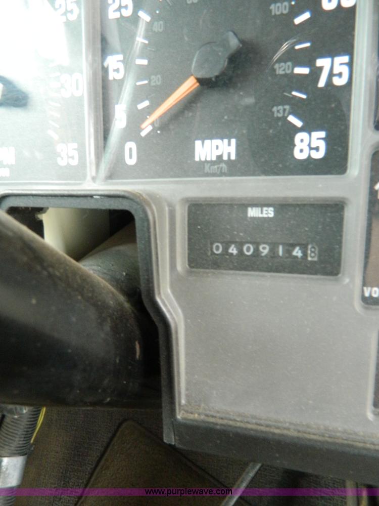 image for item H2428 1991 International 3800 bus