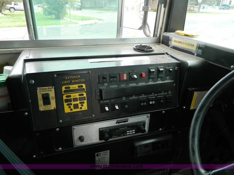 image for item H2428 1991 International 3800 bus
