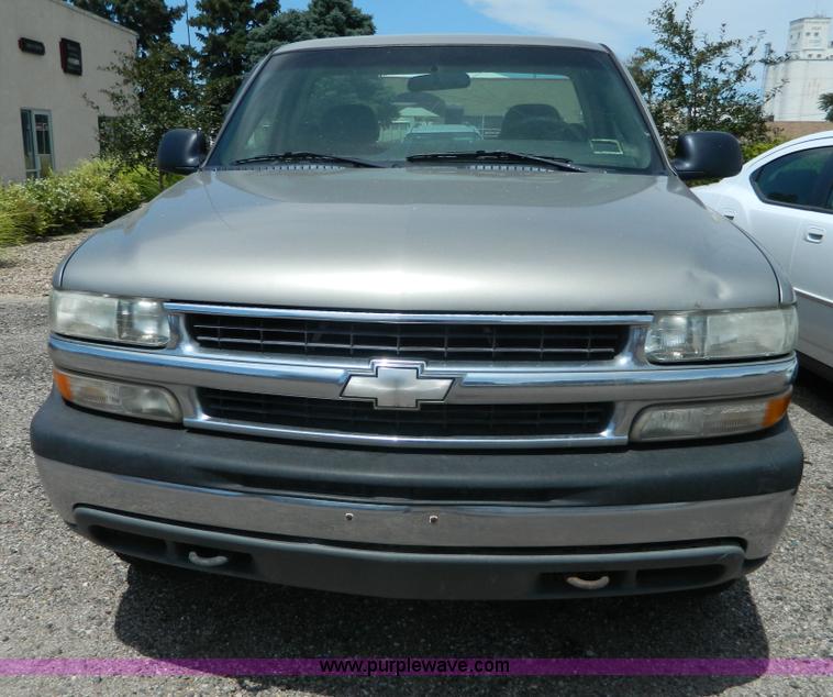image for item H2443 1999 Chevrolet Silverado 1500 pickup truck