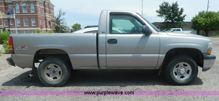 image for item H2443 1999 Chevrolet Silverado 1500 pickup truck