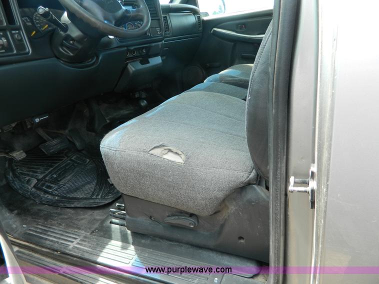 image for item H2443 1999 Chevrolet Silverado 1500 pickup truck