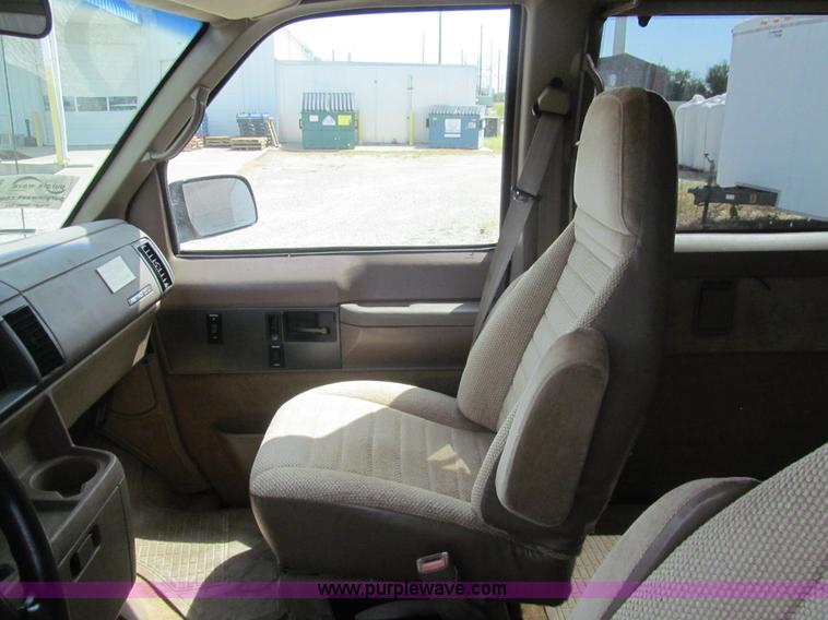 image for item H8836 1995 Chevrolet Astro van