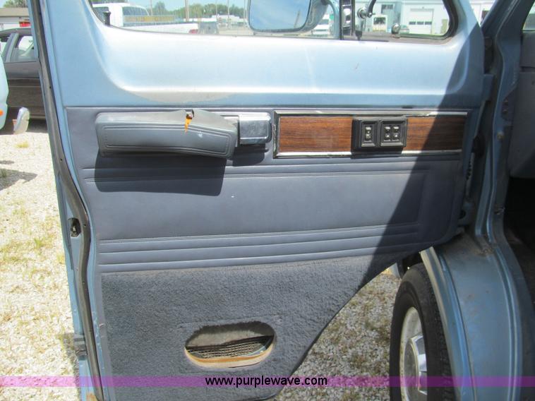 image for item H8838 1989 Dodge Ram Wagon 250 van