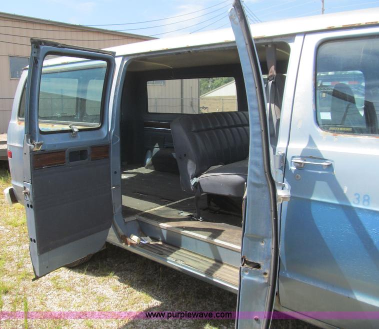 image for item H8838 1989 Dodge Ram Wagon 250 van