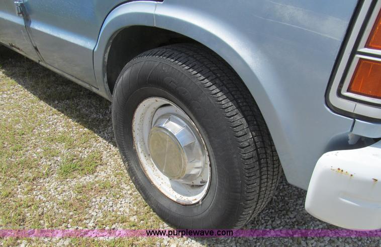 image for item H8838 1989 Dodge Ram Wagon 250 van