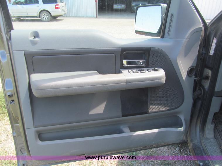 image for item H8841 2004 Ford F150 XLT SuperCab pickup truck