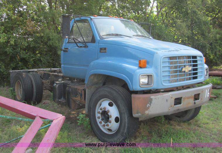 image for item H8896 1997 Chevrolet C6500 truck cab and chassis