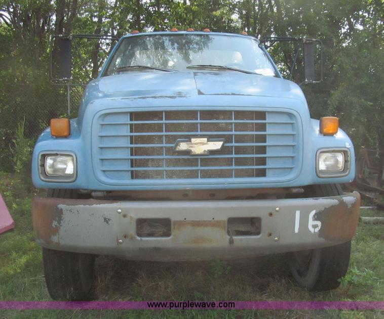 image for item H8896 1997 Chevrolet C6500 truck cab and chassis