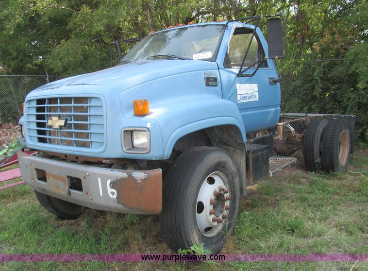 image for item H8896 1997 Chevrolet C6500 truck cab and chassis