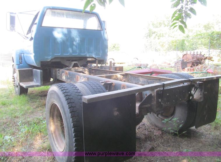 image for item H8896 1997 Chevrolet C6500 truck cab and chassis