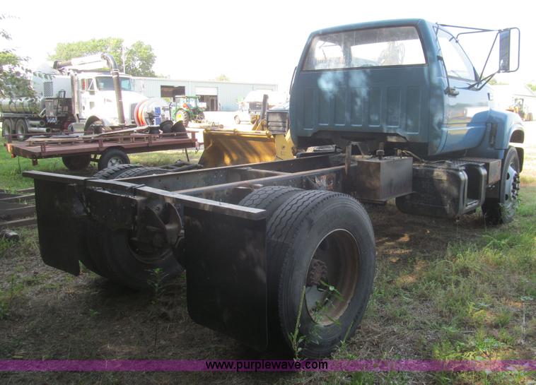 image for item H8896 1997 Chevrolet C6500 truck cab and chassis
