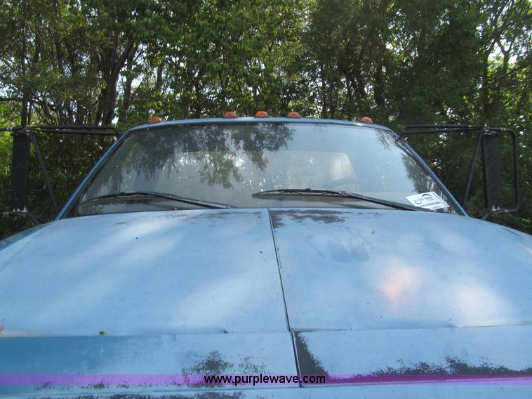 image for item H8896 1997 Chevrolet C6500 truck cab and chassis