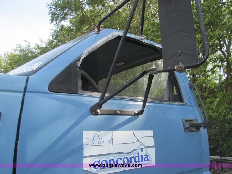 image for item H8896 1997 Chevrolet C6500 truck cab and chassis