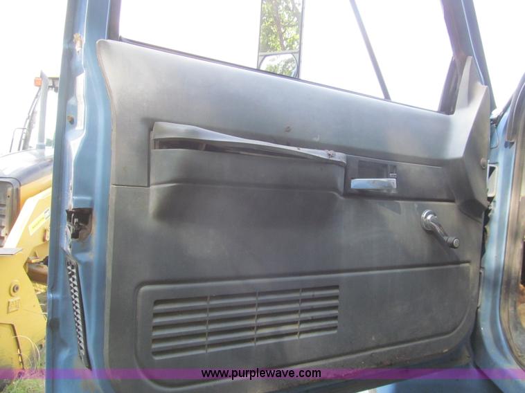 image for item H8896 1997 Chevrolet C6500 truck cab and chassis