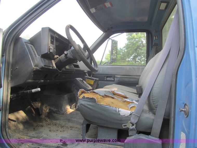 image for item H8896 1997 Chevrolet C6500 truck cab and chassis