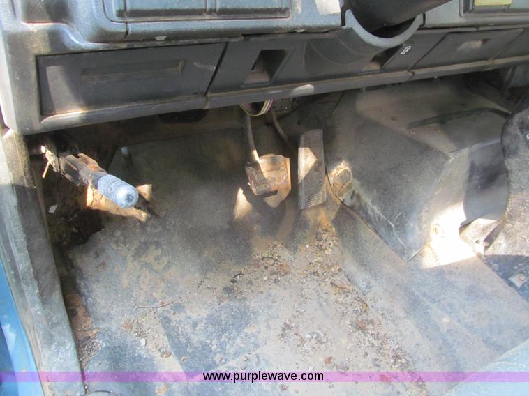 image for item H8896 1997 Chevrolet C6500 truck cab and chassis