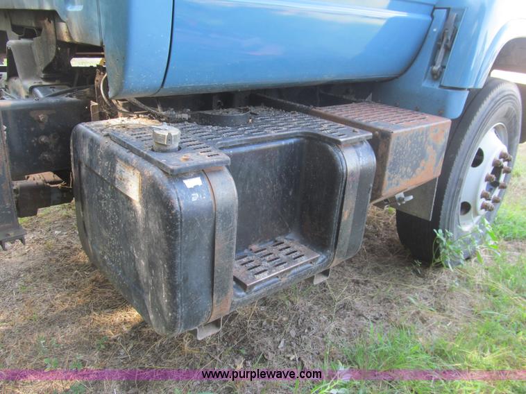 image for item H8896 1997 Chevrolet C6500 truck cab and chassis