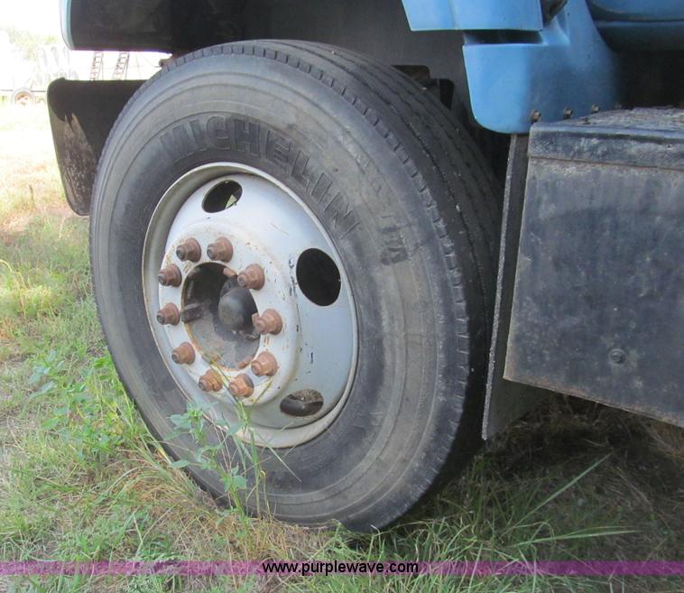 image for item H8896 1997 Chevrolet C6500 truck cab and chassis