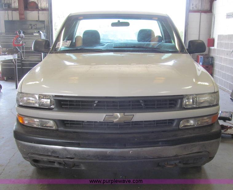 image for item H8897 2000 Chevrolet Silverado 1500 pickup truck