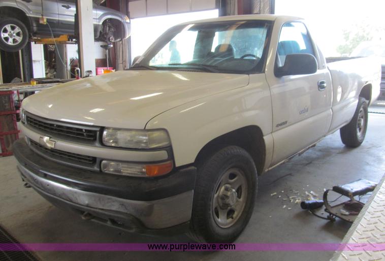 image for item H8897 2000 Chevrolet Silverado 1500 pickup truck