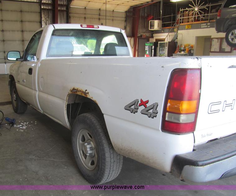 image for item H8897 2000 Chevrolet Silverado 1500 pickup truck