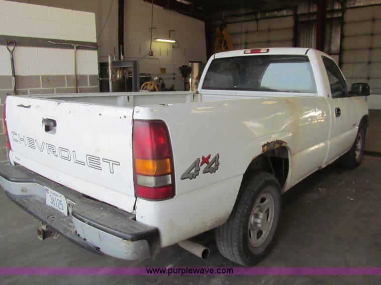 image for item H8897 2000 Chevrolet Silverado 1500 pickup truck