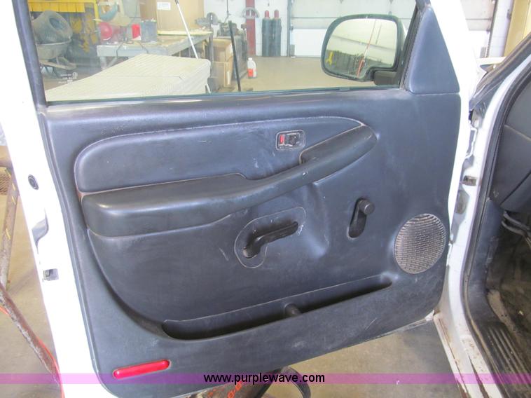 image for item H8897 2000 Chevrolet Silverado 1500 pickup truck