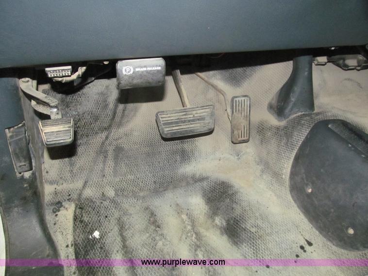 image for item H8897 2000 Chevrolet Silverado 1500 pickup truck