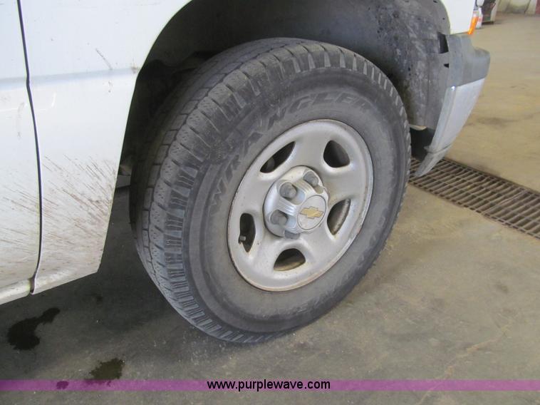 image for item H8897 2000 Chevrolet Silverado 1500 pickup truck