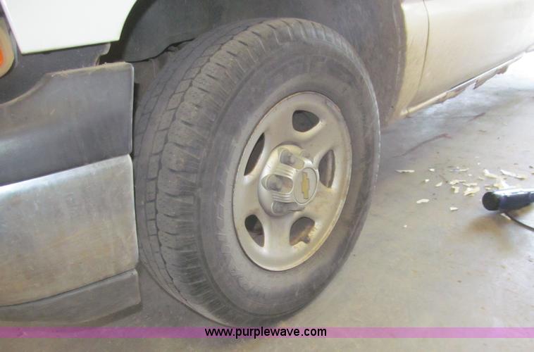 image for item H8897 2000 Chevrolet Silverado 1500 pickup truck