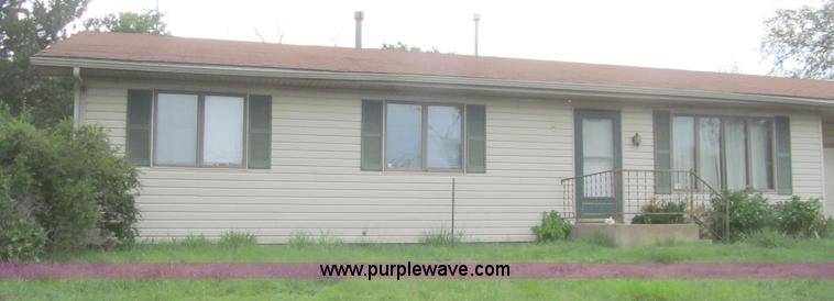 image for item H8899 1982 three bedroom modular house