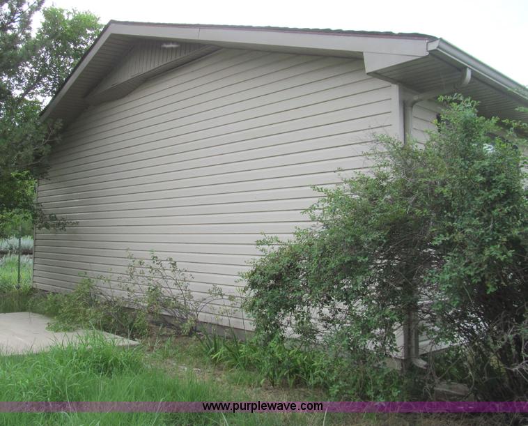 image for item H8899 1982 three bedroom modular house