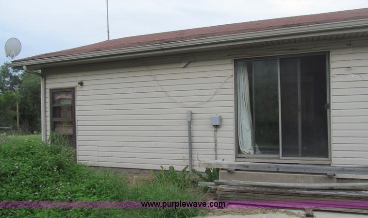 image for item H8899 1982 three bedroom modular house