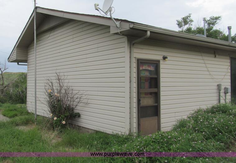 image for item H8899 1982 three bedroom modular house