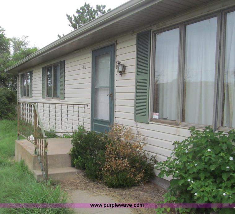 image for item H8899 1982 three bedroom modular house