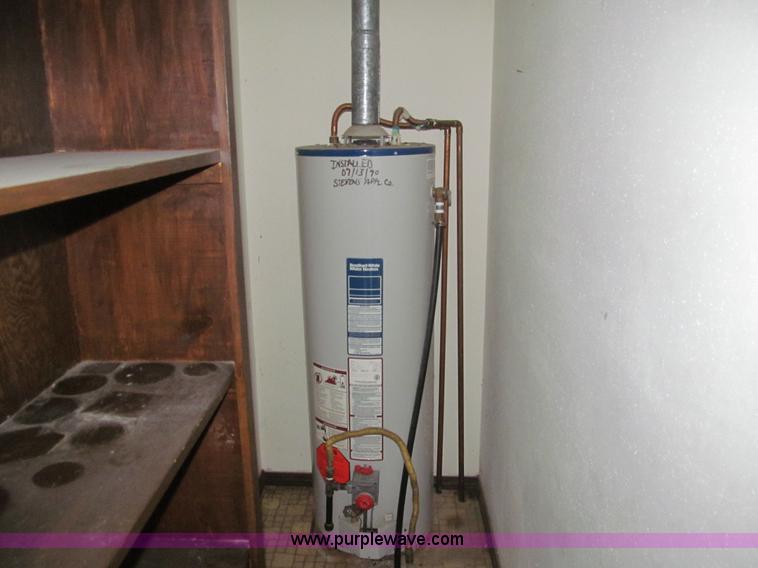 image for item H8899 1982 three bedroom modular house